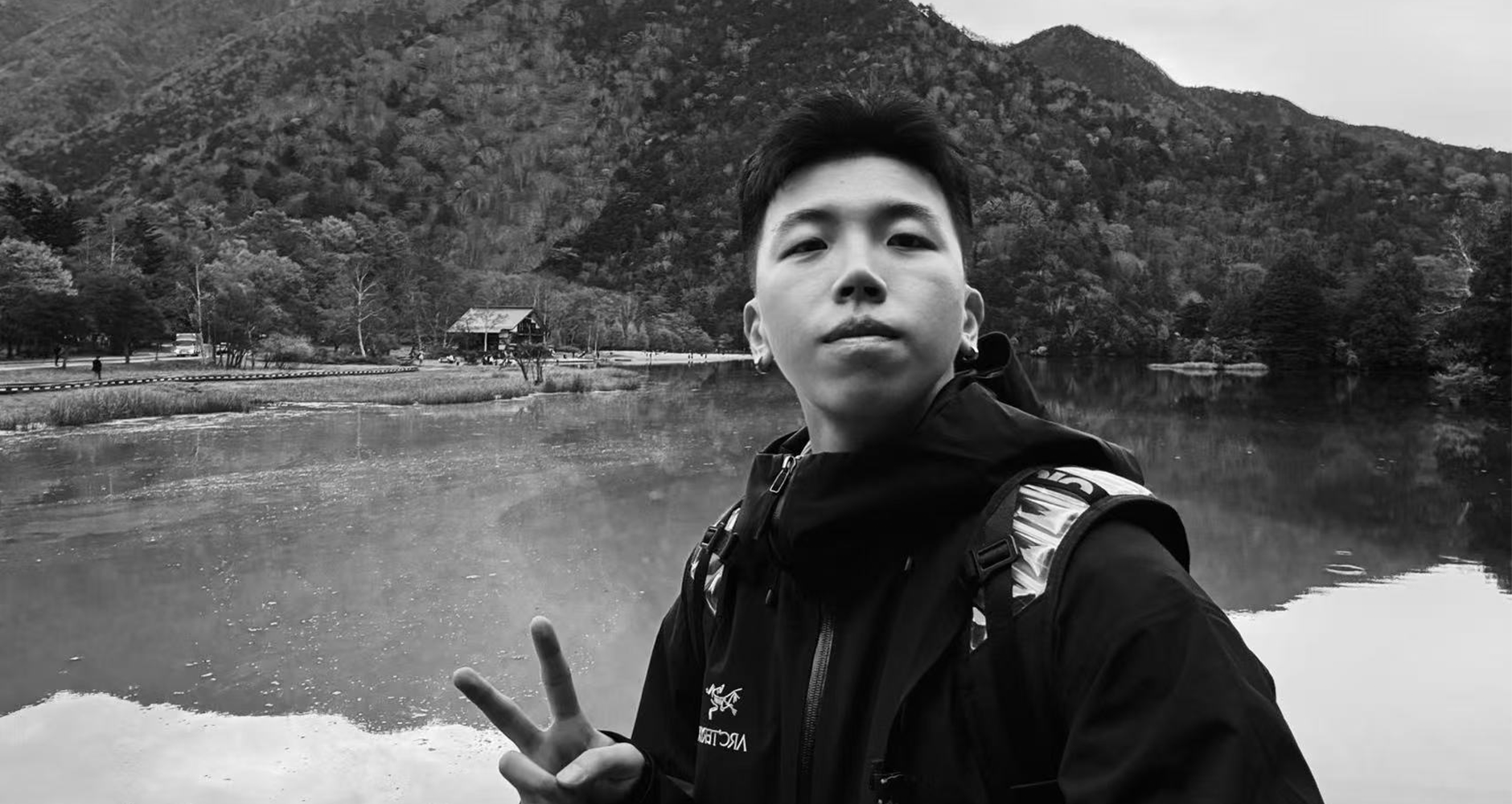 危箫在山间湖泊前的黑白照片