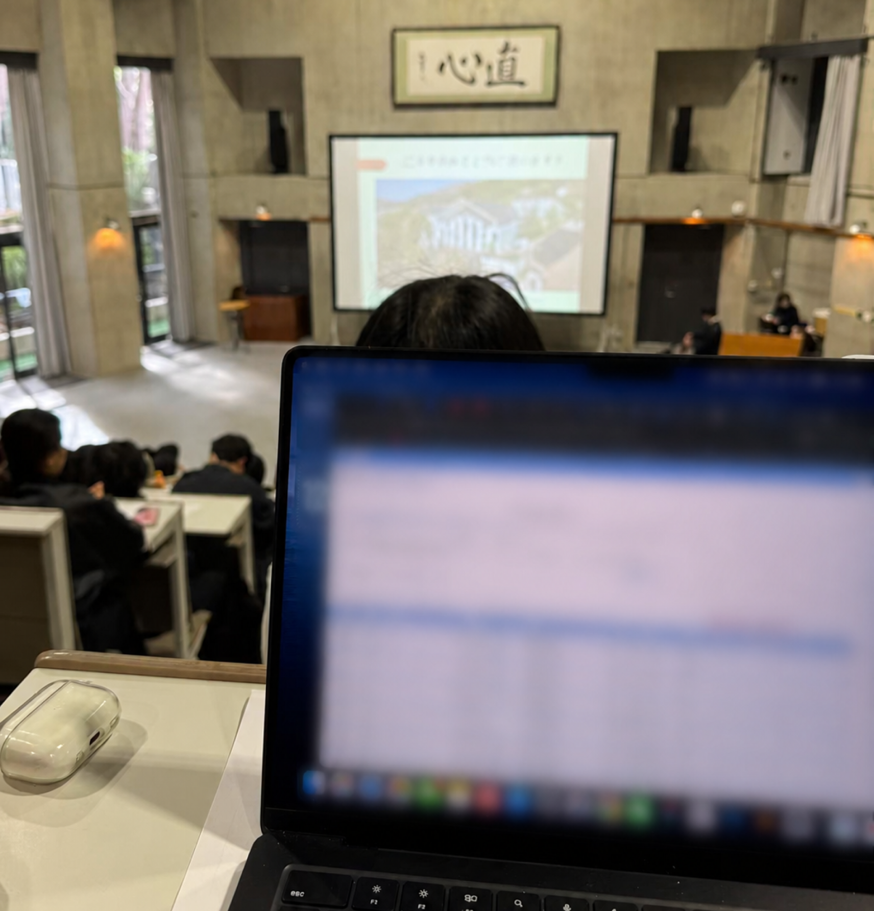在京都艺术大学课堂中使用电脑进行情报设计研究