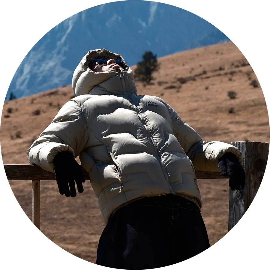 危箫在雪山前的个人照片